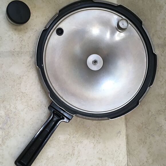 PRESTO STAINLESS STEEL 4 QUART PRESSURE COOKER - Picture 4 of 9